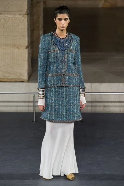 Look 10